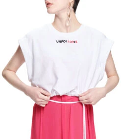 Playera De Cuello Redondo Y Manga Corta Con Nudo Y Logo Mujer