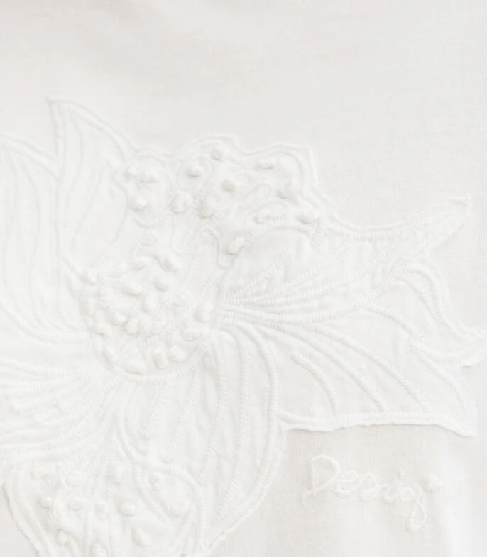 Desigual Playera De Cuello Redondo Con Manga Corta Y Parche De Flor Mujer 8 Desigual Playera De Cuello Redondo Con Manga Corta Y Parche De Flor Mujer - Imagen 6